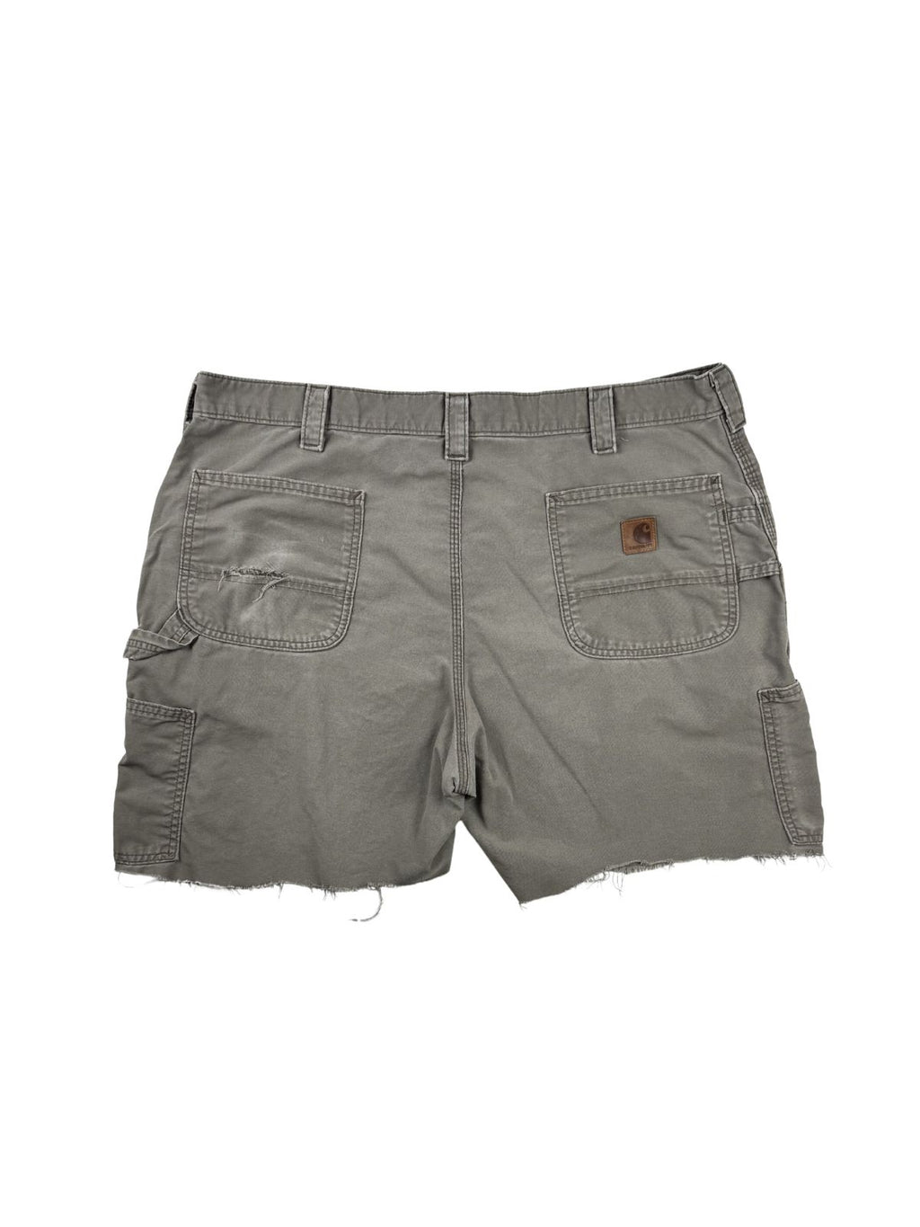 Rückansicht der thrashed Carhartt Carpenter Shorts mit abgeschnittenem Beinsaum, Gesäßtaschen und Hammerschlaufe im Distressed-Workwear-Look.