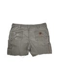 Rückansicht der thrashed Carhartt Carpenter Shorts mit abgeschnittenem Beinsaum, Gesäßtaschen und Hammerschlaufe im Distressed-Workwear-Look.