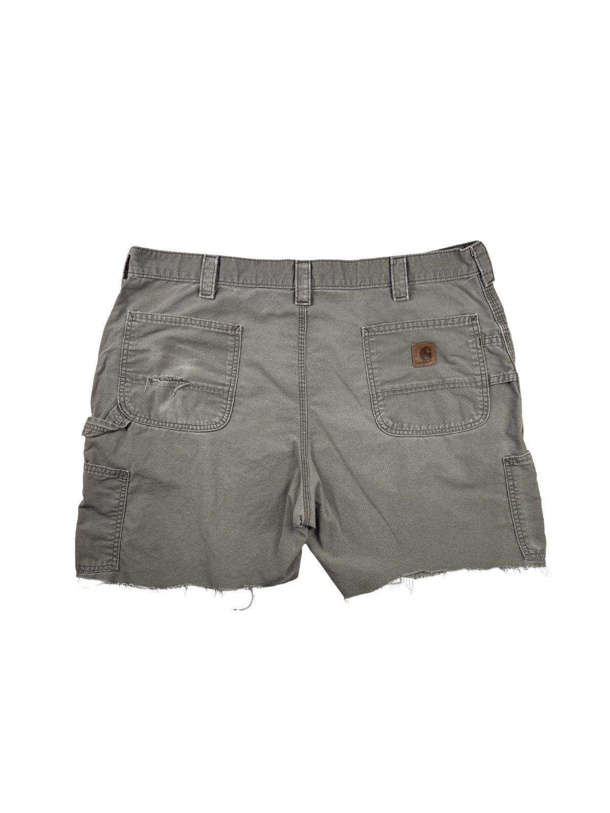 Rückansicht der thrashed Carhartt Carpenter Shorts mit abgeschnittenem Beinsaum, Gesäßtaschen und Hammerschlaufe im Distressed-Workwear-Look.