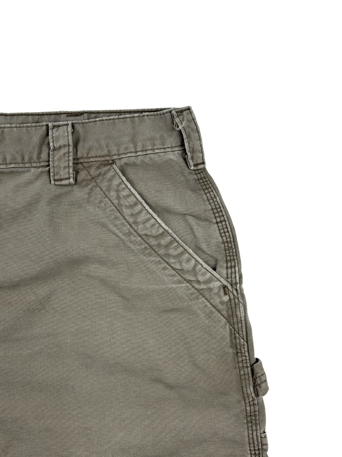 Nahaufnahme der vorderen linken Eingriffstasche der Vintage Carhartt Shorts mit den typisch verstärkten Dreifachnähten am Taschenrand.