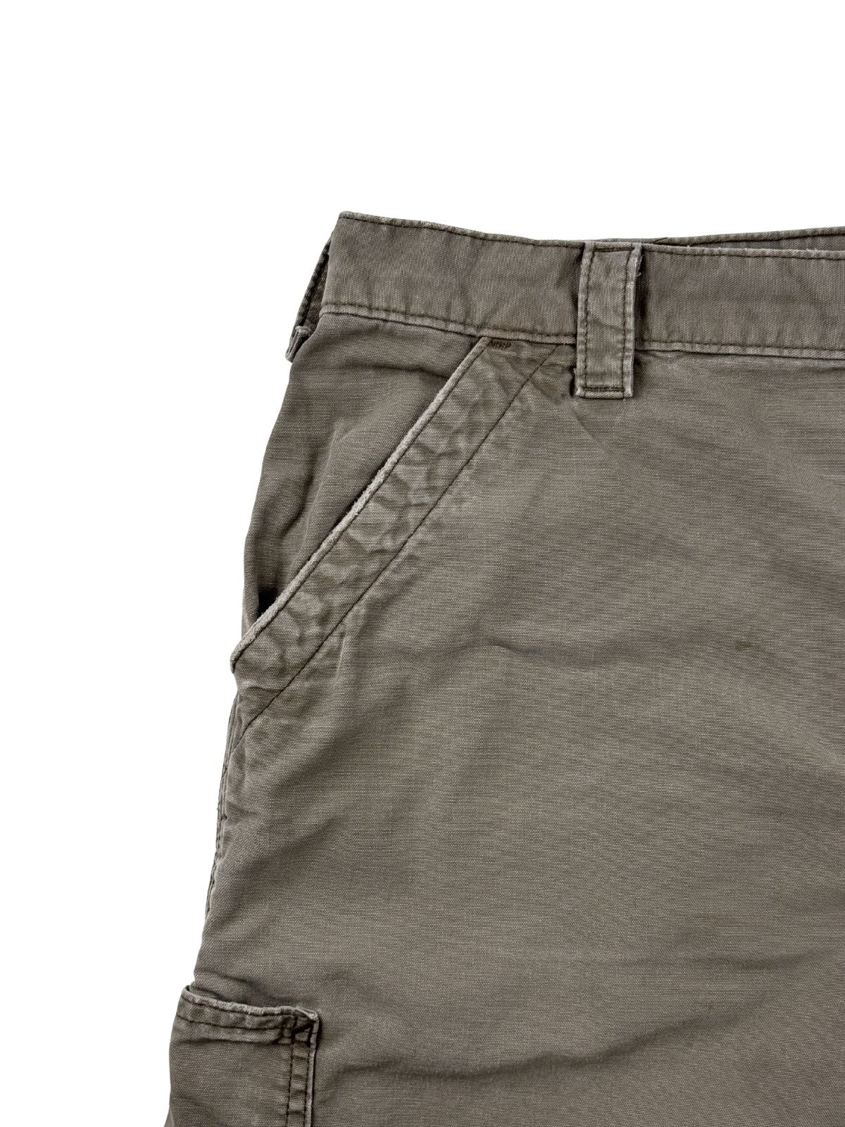 Detailaufnahme der vorderen rechten Seite inklusive der klassischen Carpenter-Werkzeugtasche (Utility Pocket) am Hosenbein.