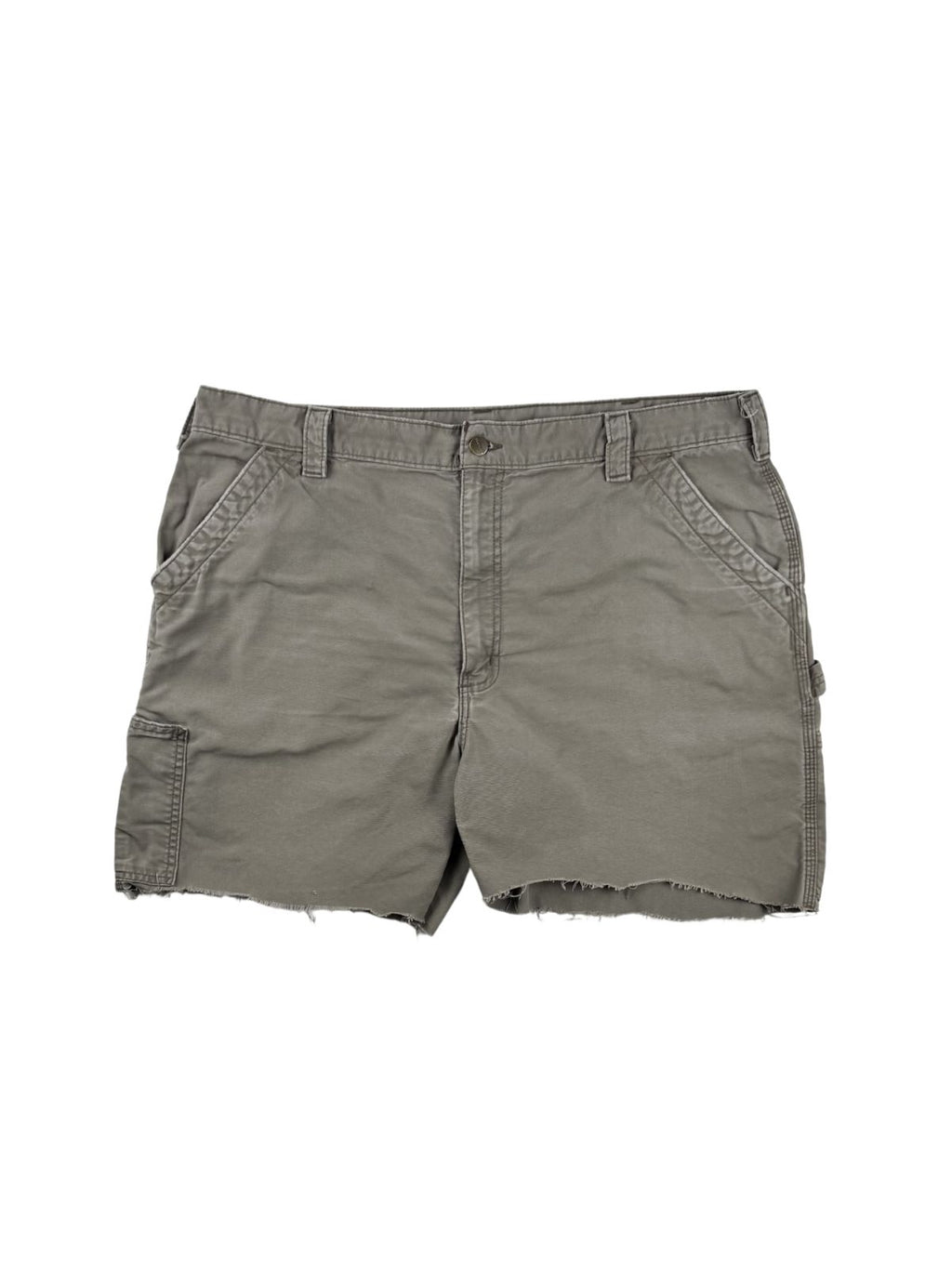 Modifizierte Carhartt Cut-off Shorts aus robustem Canvas-Stoff in ausgewaschenem Olivgrün, Vorderseite in der Gesamtansicht.