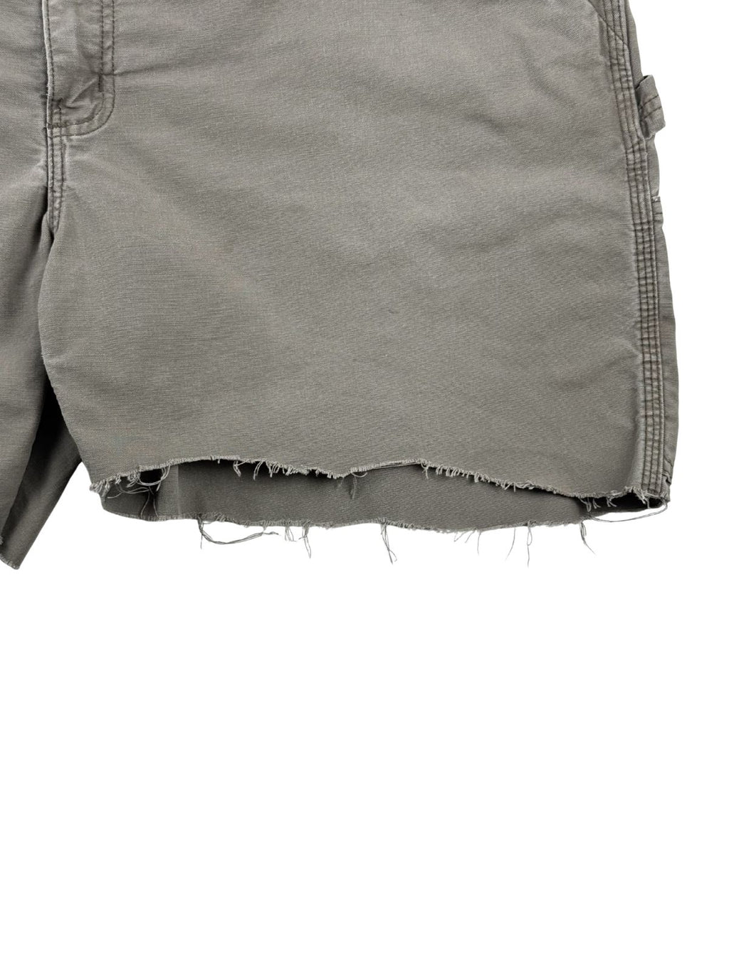 Detailansicht des abgeschnittenen, ungesäumten Hosenbeins (Raw/Frayed Hem) mit locker herabhängenden Fäden im authentischen DIY-Skater-Style.