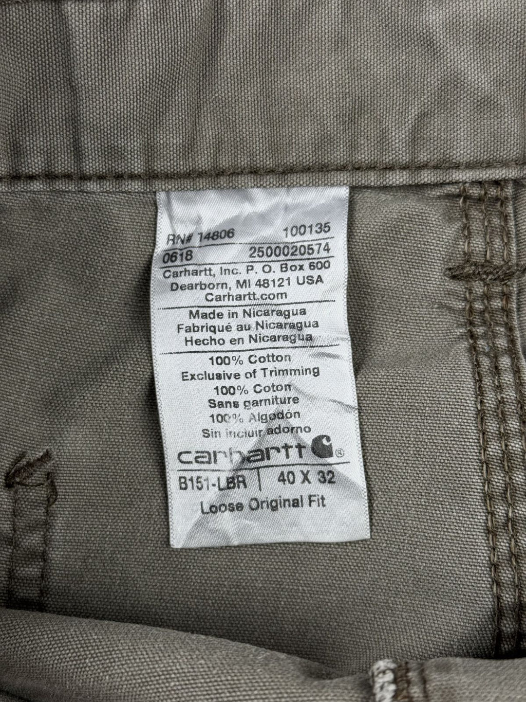 Nahaufnahme des inneren weißen Stoffetiketts (Care & Size Tag) der Carhartt B151-LBR Canvas-Hose mit dem Modellcode „Loose Original Fit“, der Angabe „Made in Nicaragua“ und der Originalgröße 40x32.