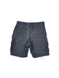 Rückansicht einer verwaschenen dunkelblauen Carhartt Carpenter Shorts mit charakteristischem Logo-Patch und authentischen Gebrauchsspuren am Saum.