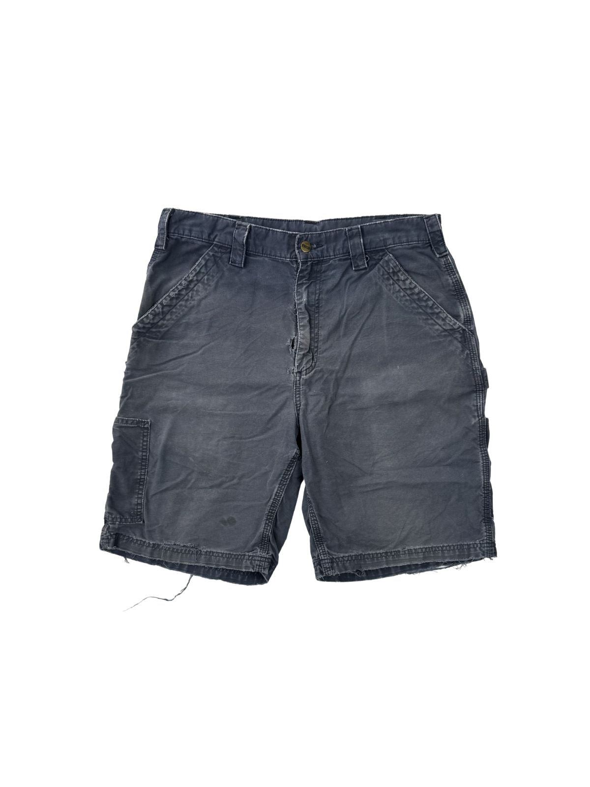 Vorderansicht einer verwaschenen Carhartt Dungaree Shorts in Navy Blue mit lockerem Schnitt und distressed Details für den Workwear-Look.