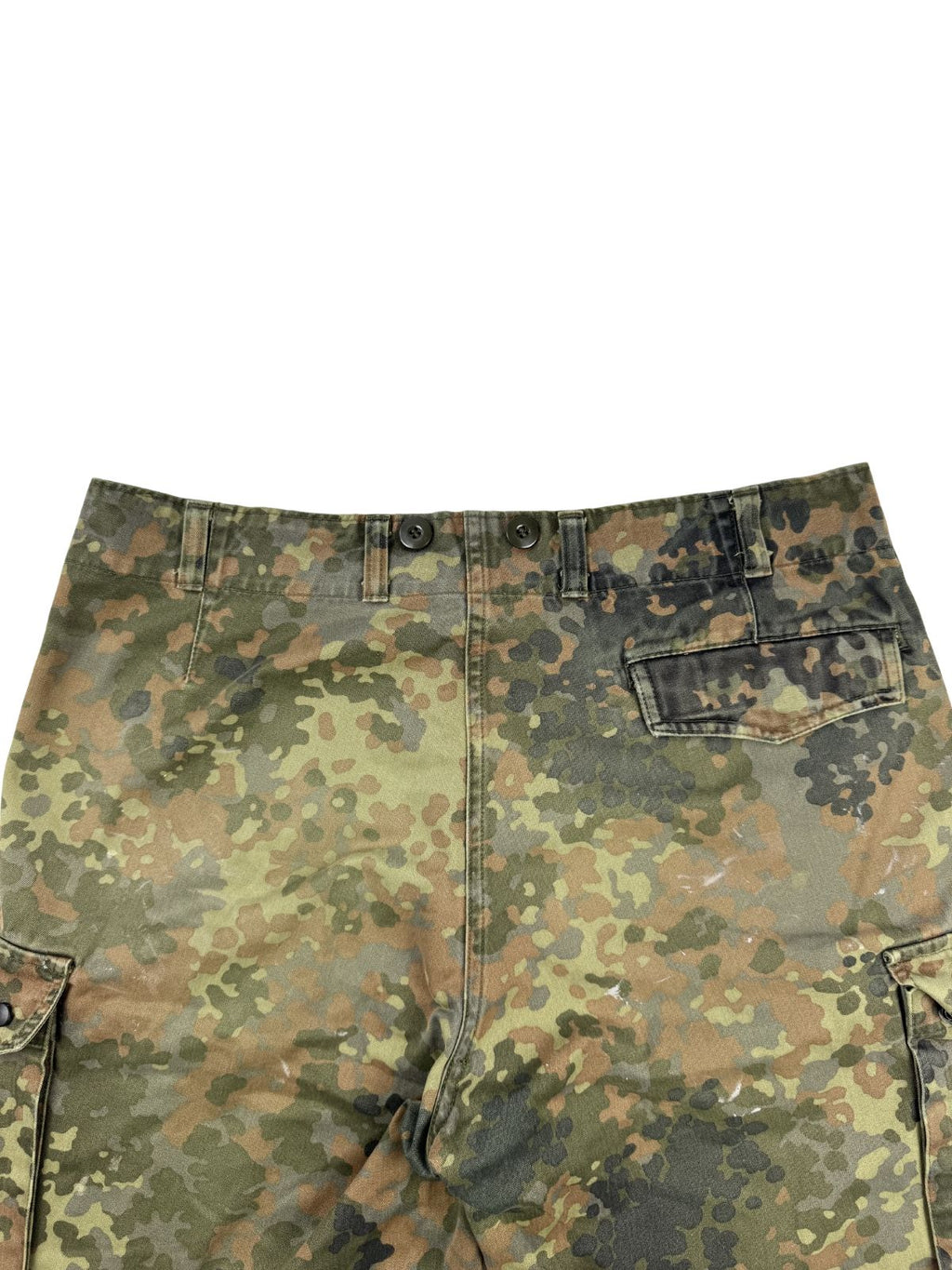 Detailaufnahme des hinteren Hosenbundes mit den typischen Bundeswehr-Knöpfen zur Hosenträgerbefestigung sowie der Klappe der Gesäßtasche.