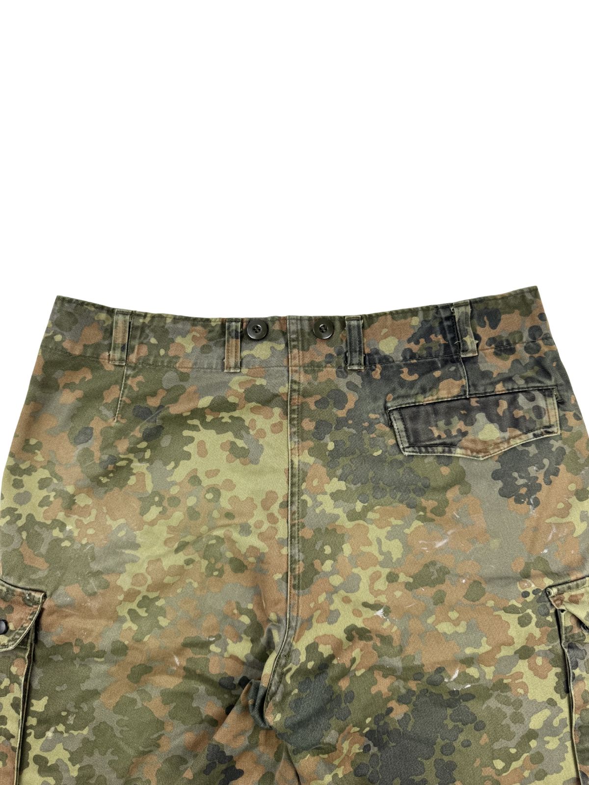 Detailaufnahme des hinteren Hosenbundes mit den typischen Bundeswehr-Knöpfen zur Hosenträgerbefestigung sowie der Klappe der Gesäßtasche.