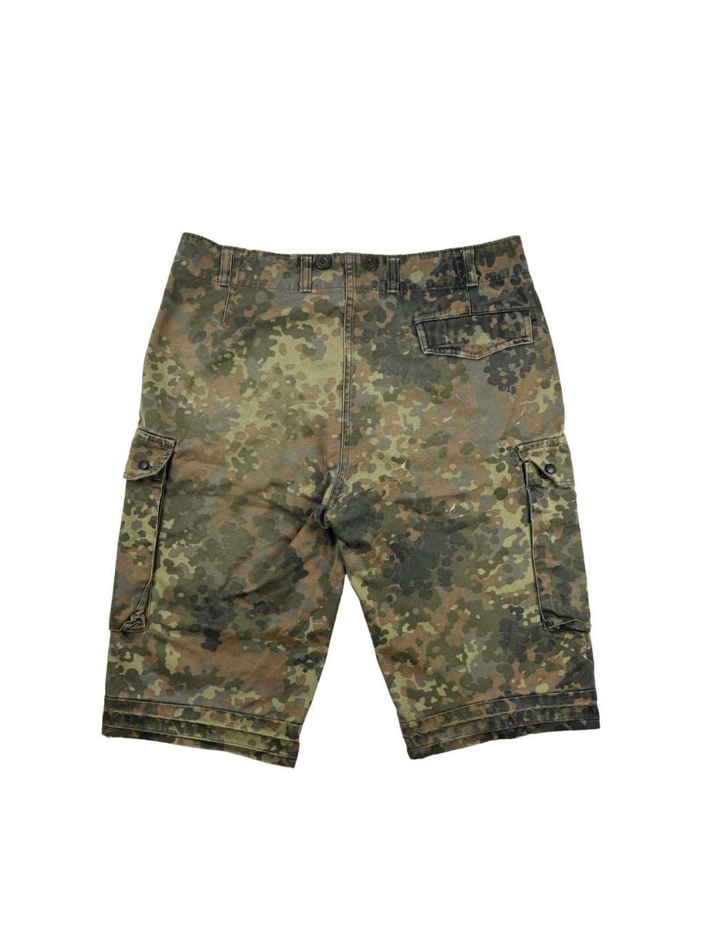 Rückansicht der Flecktarn Militär-Shorts im Flatlay. Zu sehen sind das Tarnmuster, eine Gesäßtasche mit Klappe auf der rechten Seite, die beiden seitlichen Cargo-Taschen sowie der ungesäumte Hosenbeinsteg.