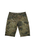 Komplettansicht der Vorderseite einer gebrauchten Bundeswehr Cargo-Shorts im klassischen Flecktarn-Camouflage. Die kurze Hose wurde individuell abgeschnitten (cut-off), zeigt authentische weiße Farbflecken im Distressed-Look und verfügt über zwei große Beintaschen. Flatlay auf weißem Hintergrund.
