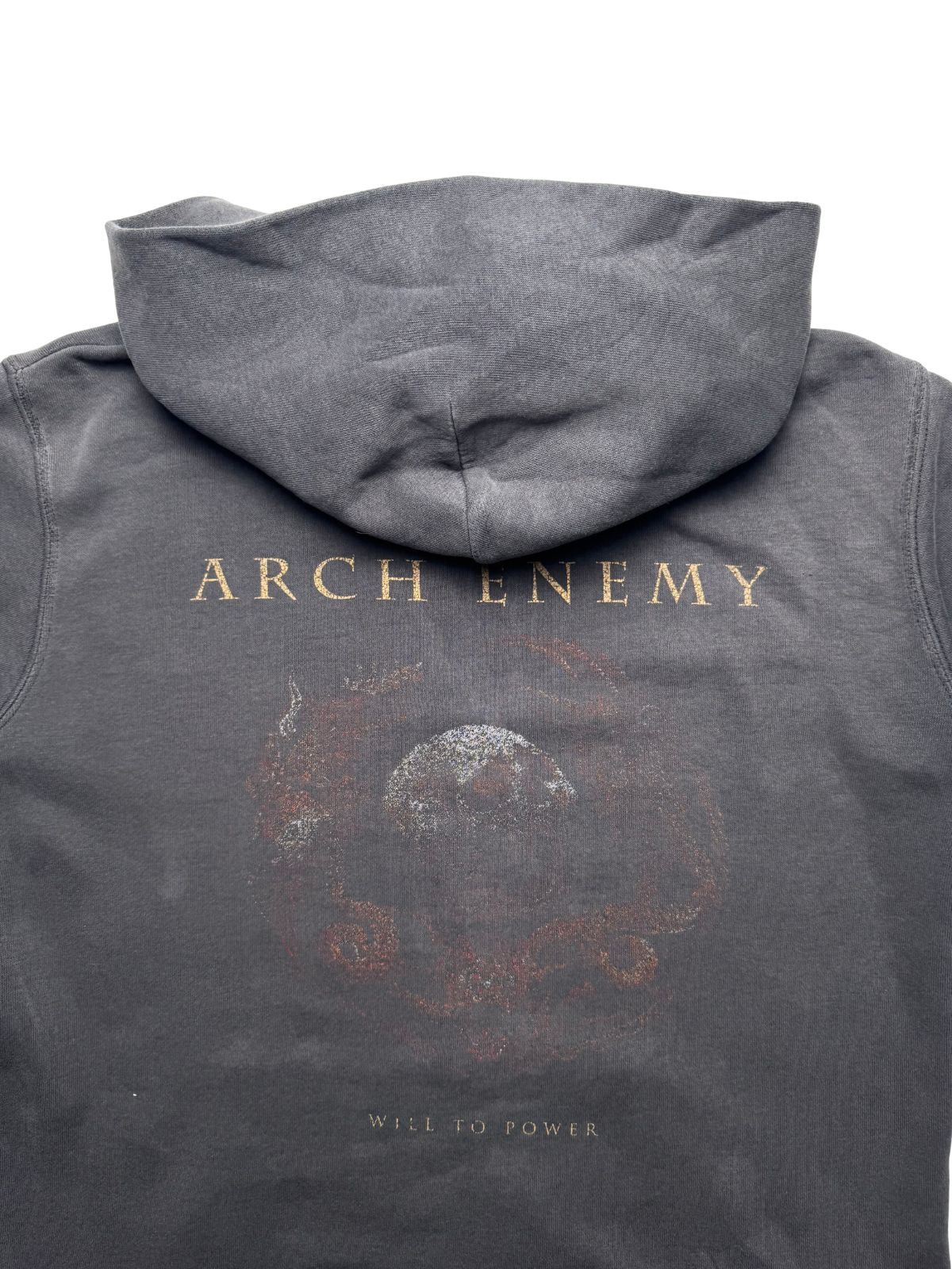 Nahaufnahme der oberen Rückseite mit Blick auf die Kapuze und den gealterten Siebdruck-Schriftzug „ARCH ENEMY - WILL TO POWER“ mit Schädel-Grafik.