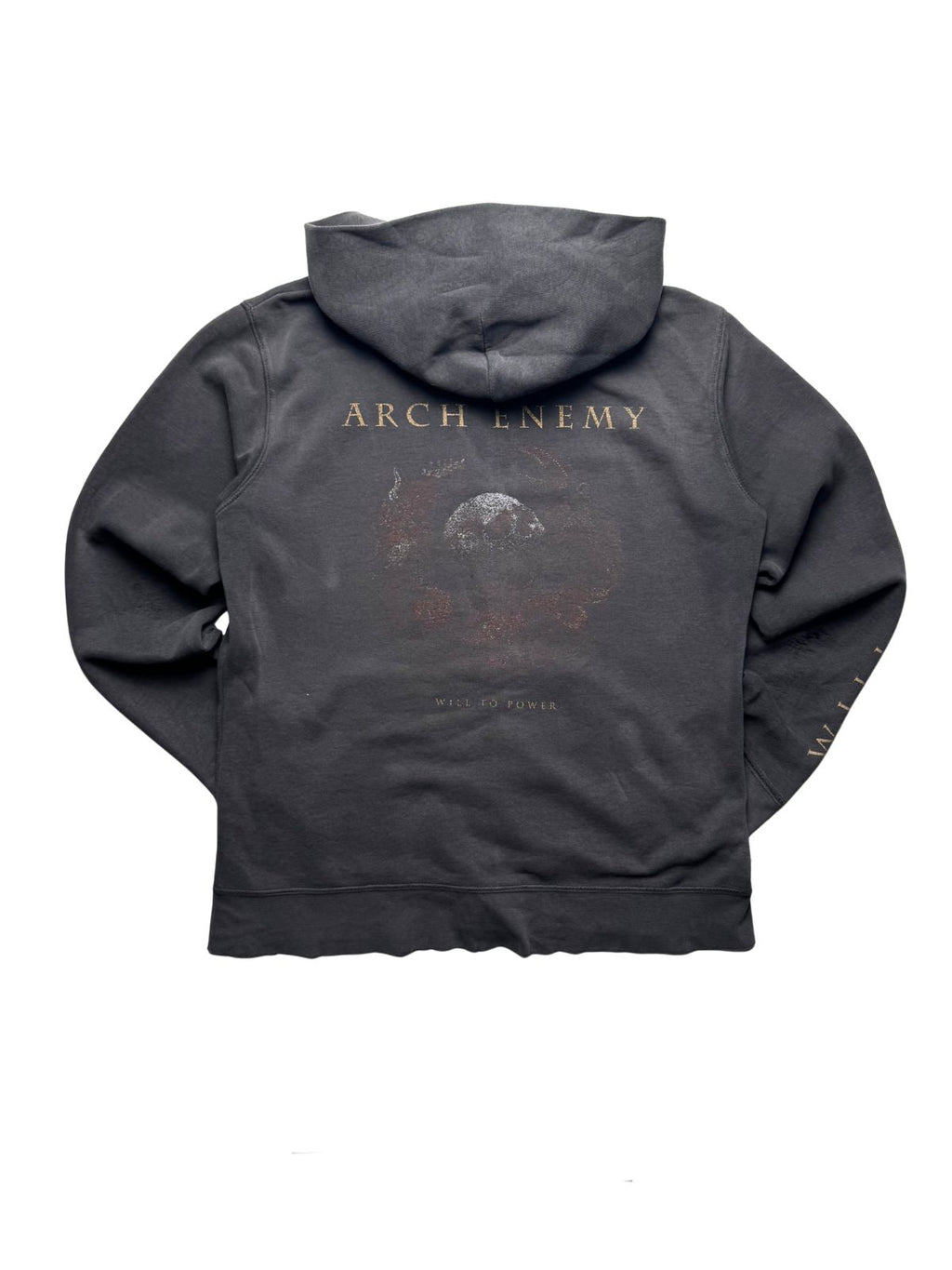 Rückseite des verwaschenen schwarzen Arch Enemy Vintage Zip-Hoodies in der Gesamtansicht mit verblasstem „Will to Power“-Schädel-Motiv und Ärmel-Print.