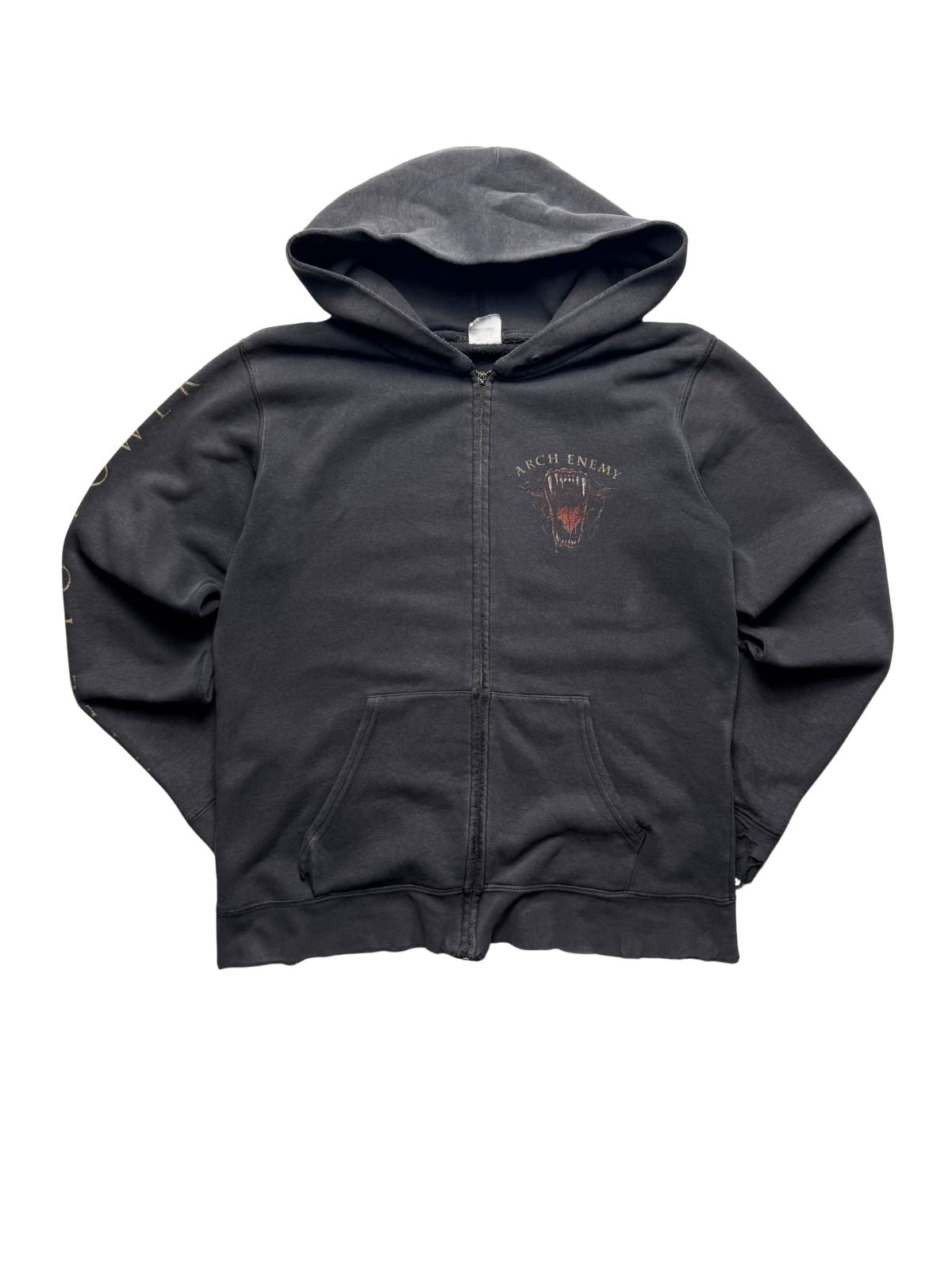 Originaler verwaschener Arch Enemy „Will to Power“ Reißverschluss-Kapuzenpullover in der vorderen Gesamtansicht. Schwarzer Vintage-Zip-Hoodie mit kleinem Brustprint und stark abgenutzten Ärmelbündchen im Thrashed-Look.