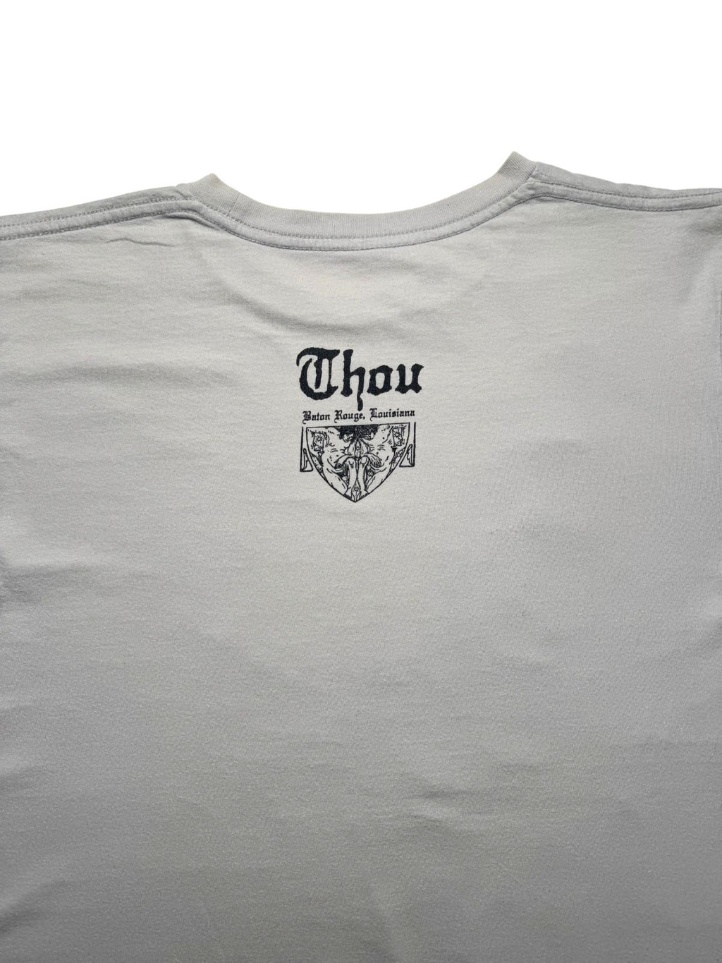 Nahaufnahme der oberen Rückseite mit Fokus auf das zentrierte Bandlogo im Altdeutschen-/Gothic-Stil inklusive Herkunftsangabe Baton Rouge, Louisiana.