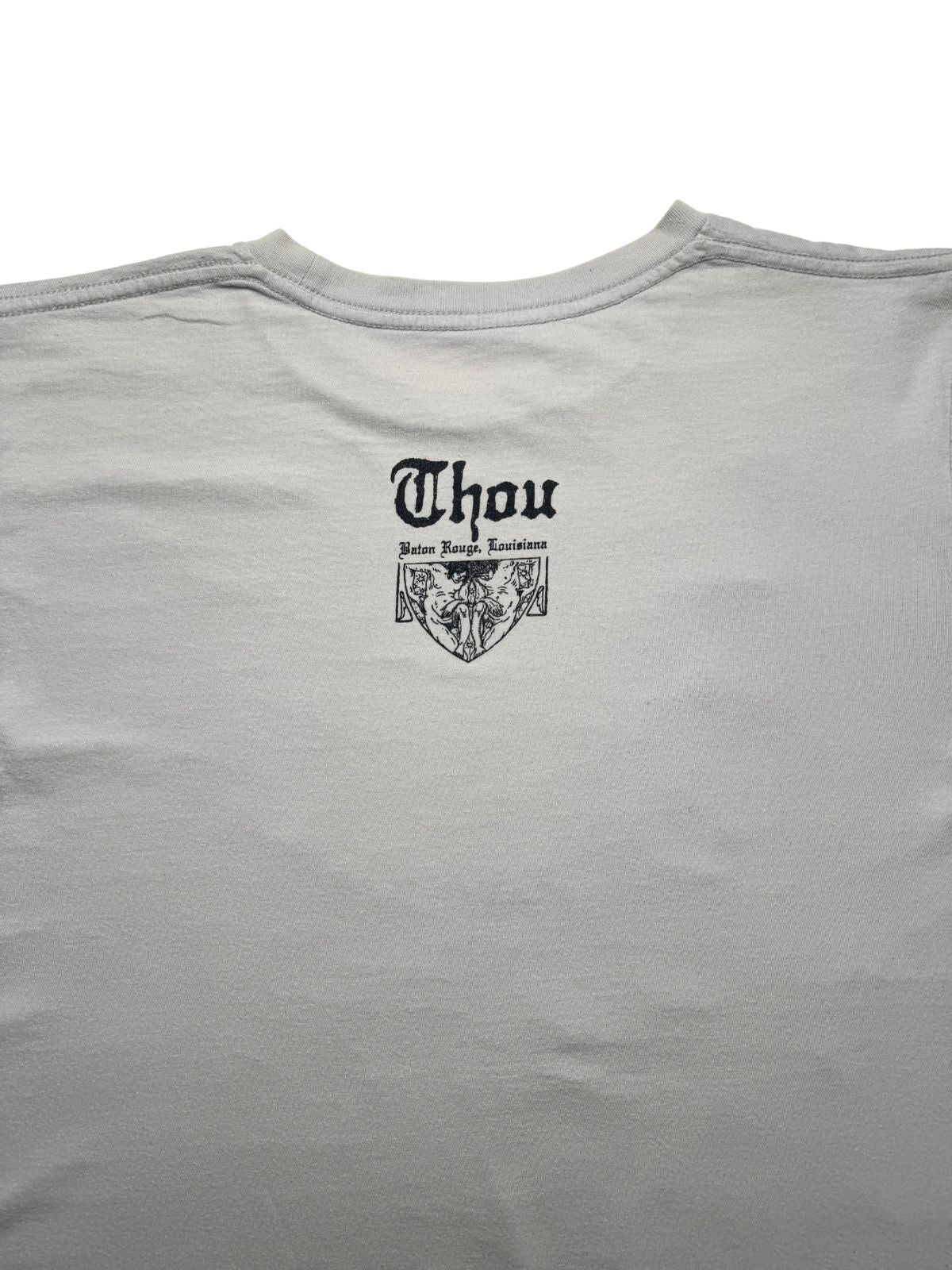 Nahaufnahme der oberen Rückseite mit Fokus auf das zentrierte Bandlogo im Altdeutschen-/Gothic-Stil inklusive Herkunftsangabe Baton Rouge, Louisiana.
