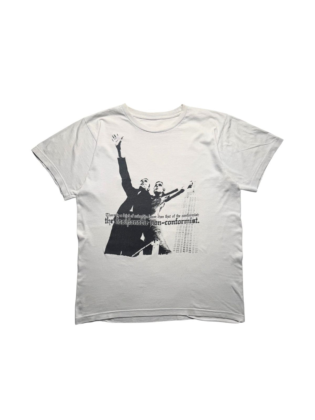 Originales hellgraues Thou T-Shirt aus den 2010er Jahren in der vorderen Gesamtansicht. Sludge-Metal-Bandshirt mit schwarzem Motivdruck zweier Personen vor Hochhäusern und dem Slogan „the fashionable non-conformist“.