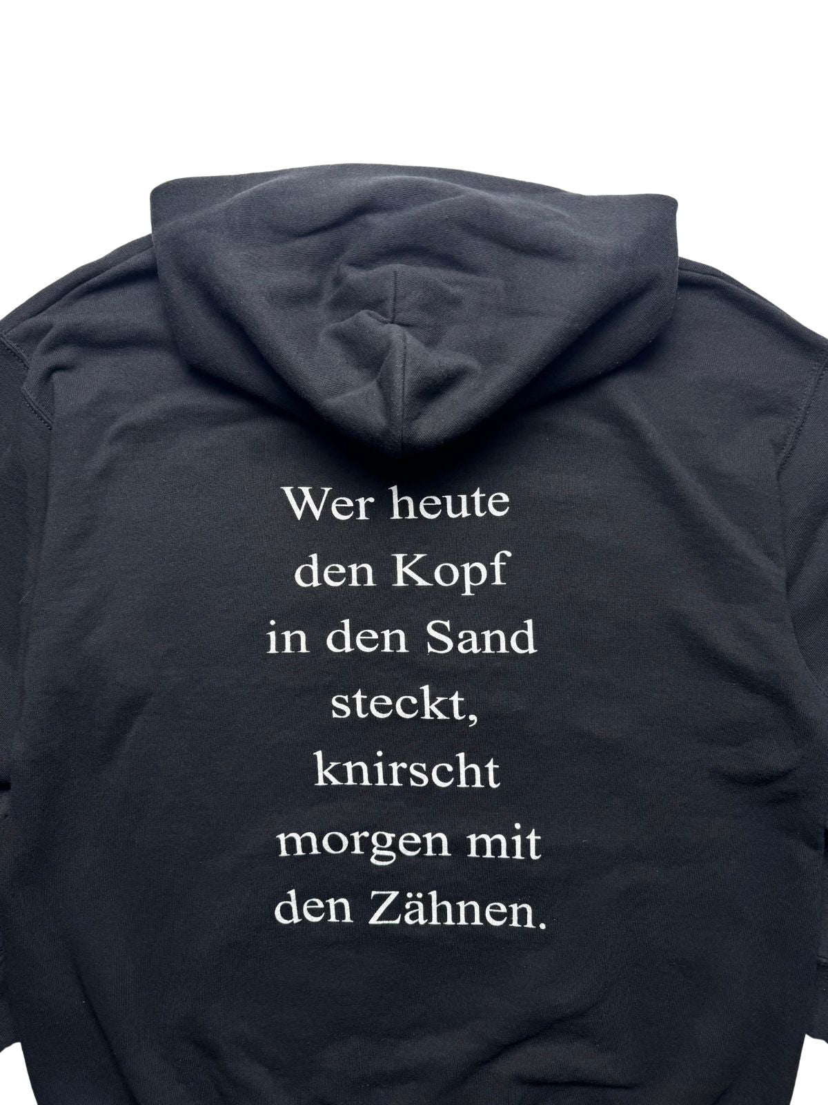 Nahaufnahme der oberen Rückseite mit Blick auf die Kapuze und den zentrierten weißen Spruch-Print.