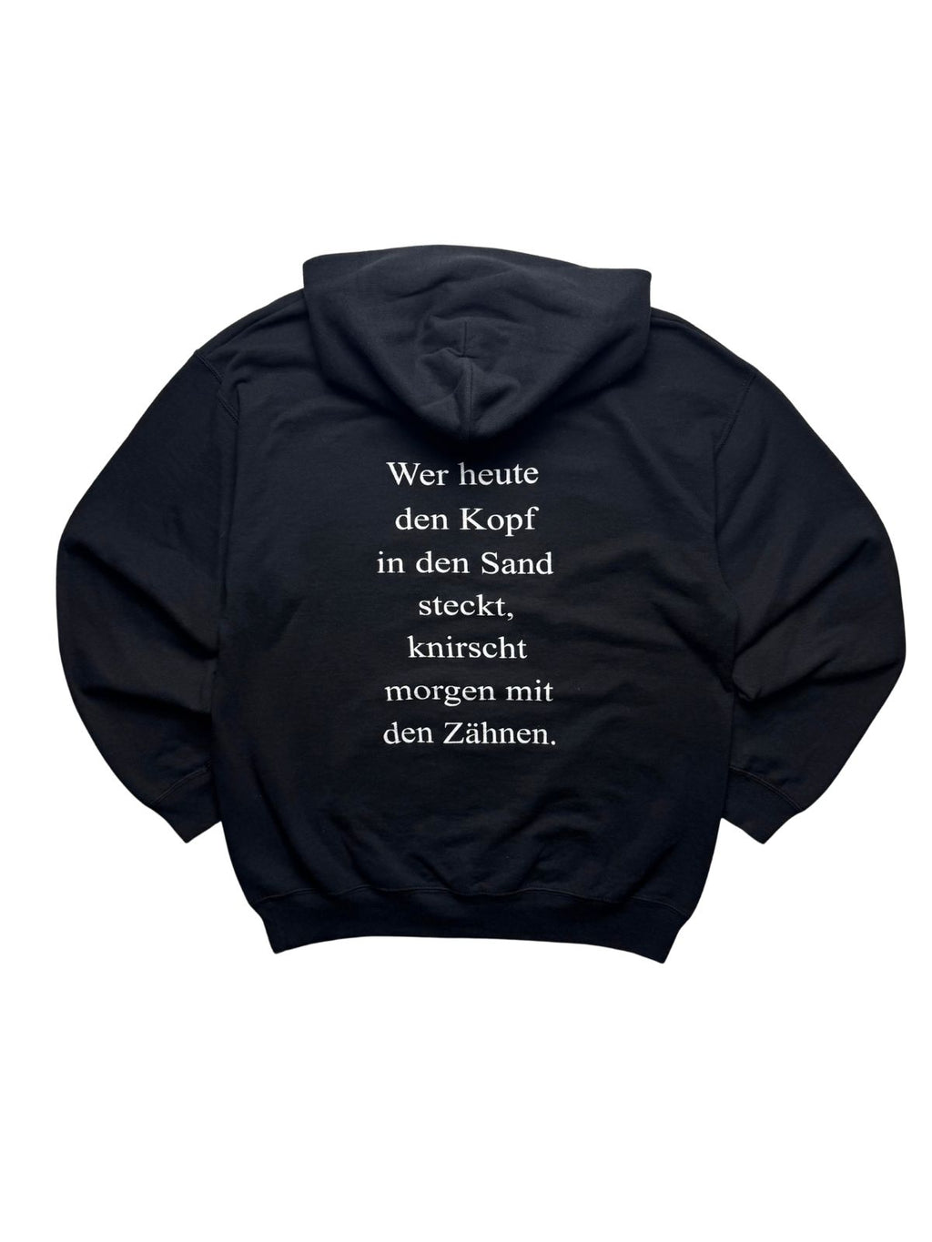 Rückseite des schwarzen A.C.K. Vintage-Hoodies aus den 2000ern in der Gesamtansicht mit weißem Textprint „Wer heute den Kopf in den Sand steckt, knirscht morgen mit den Zähnen.“