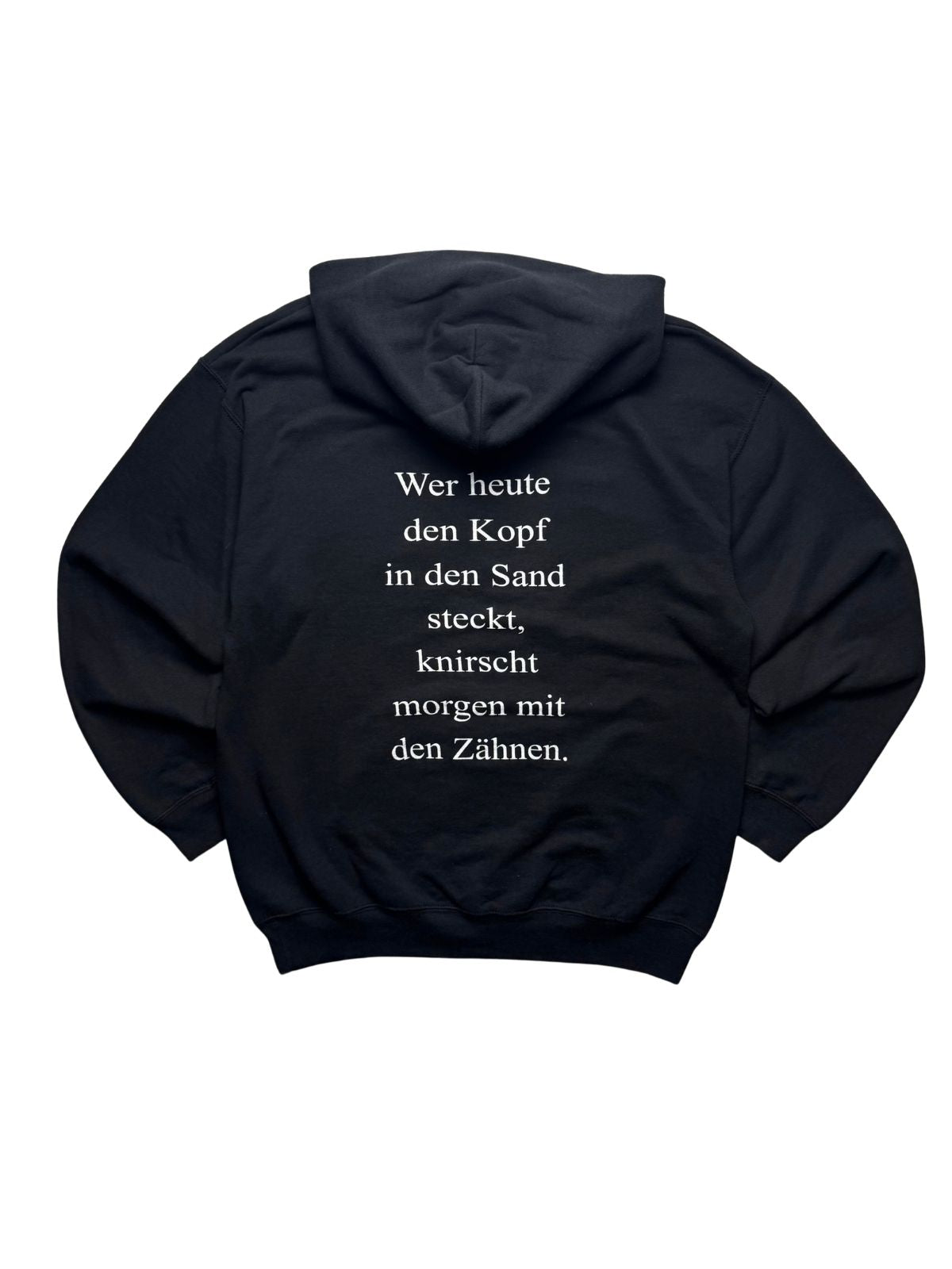 Rückseite des schwarzen A.C.K. Vintage-Hoodies aus den 2000ern in der Gesamtansicht mit weißem Textprint „Wer heute den Kopf in den Sand steckt, knirscht morgen mit den Zähnen.“
