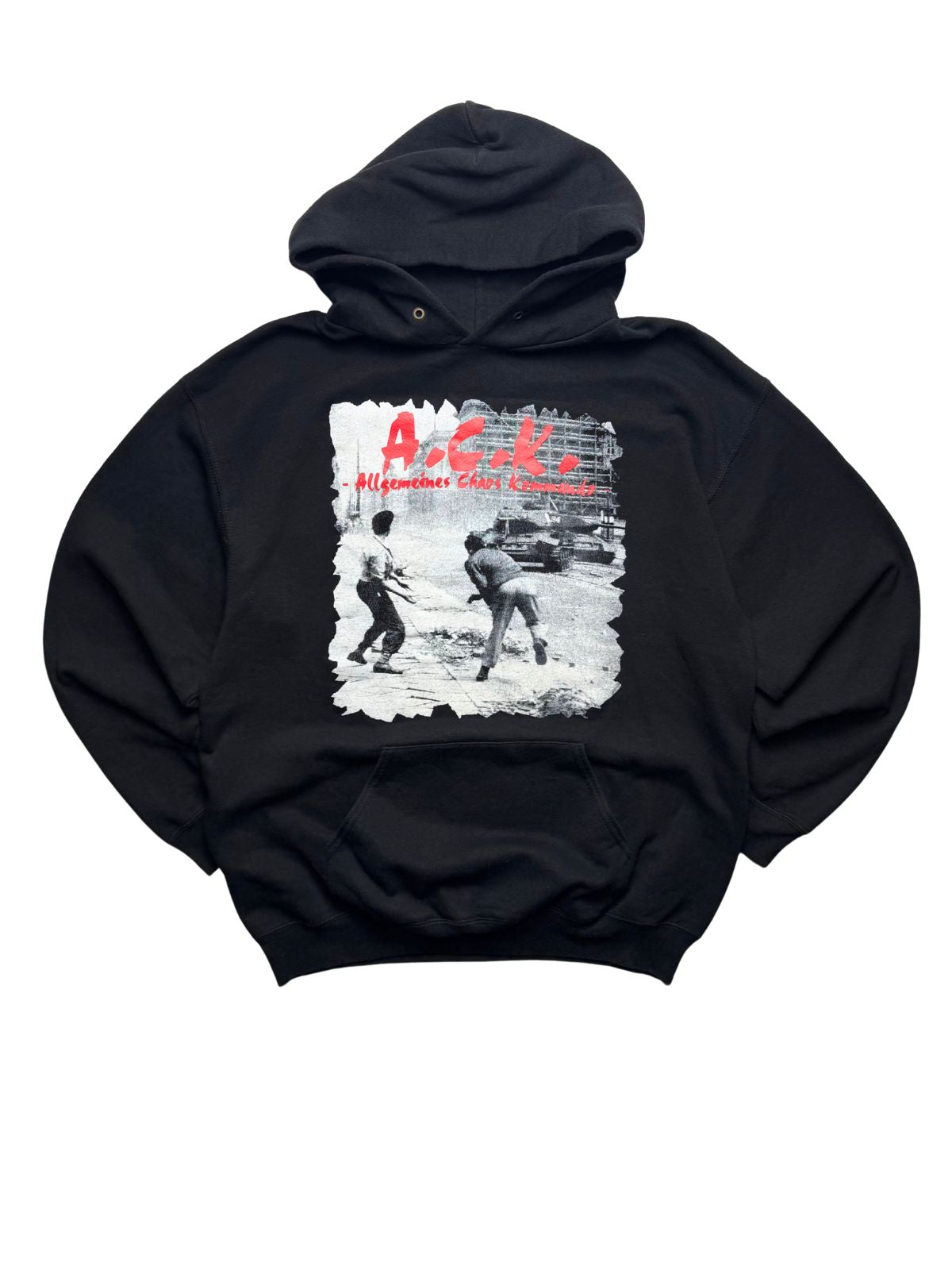 Originaler schwarzer Vintage A.C.K. Deutschpunk Hoodie aus den 2000er Jahren in der vorderen Gesamtansicht. Punk-Kapuzenpullover mit rotem „A.C.K. - Allgemeines Chaos Kommando“-Schriftzug und schwarz-weißem Riot-/Panzer-Fotodruck.