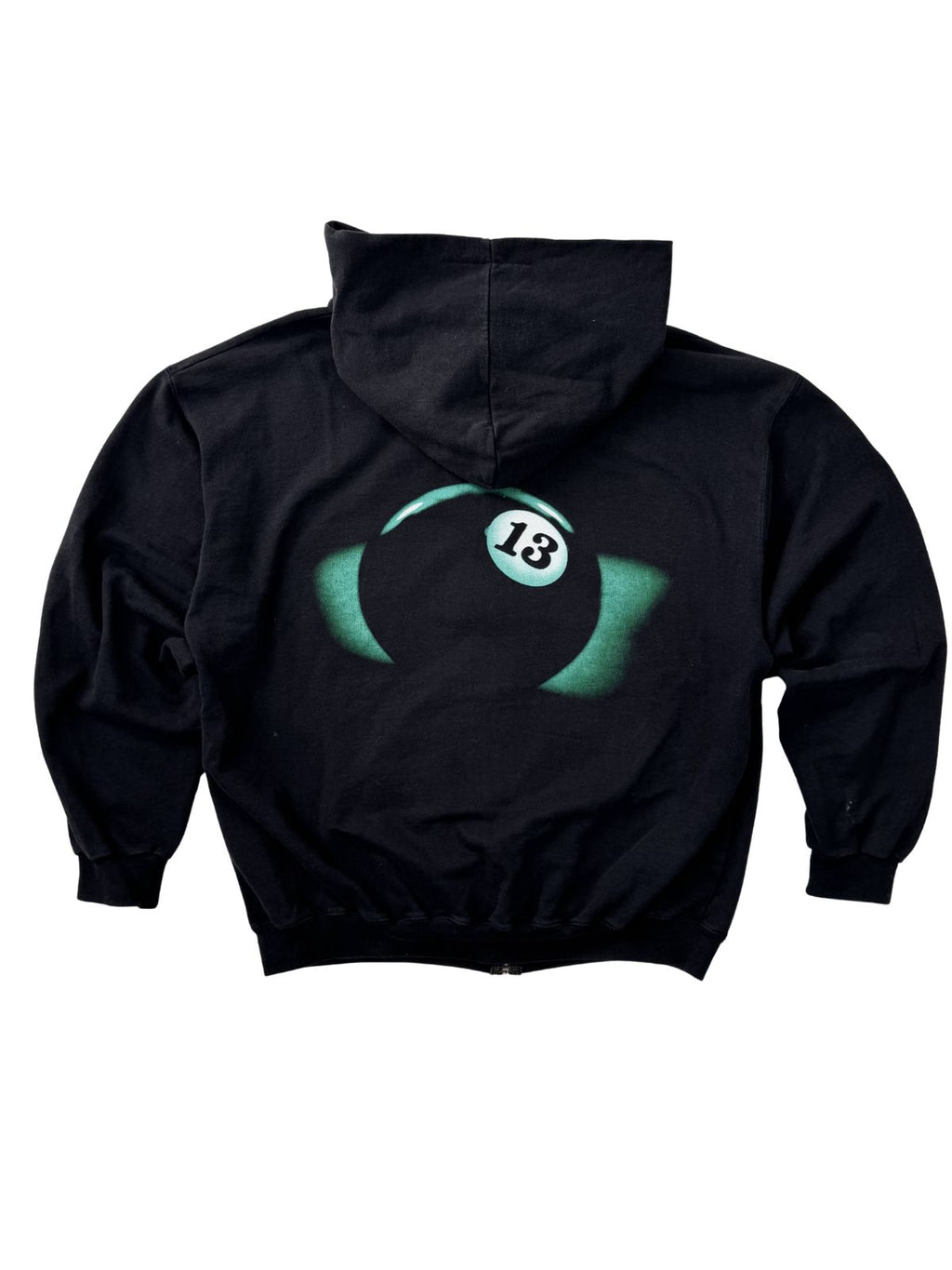 Rückseite des Zip-Hoodies mit großem Grafikprint einer schwarzen Billardkugel mit der Nummer „13“ und grünem Leuchteffekt.