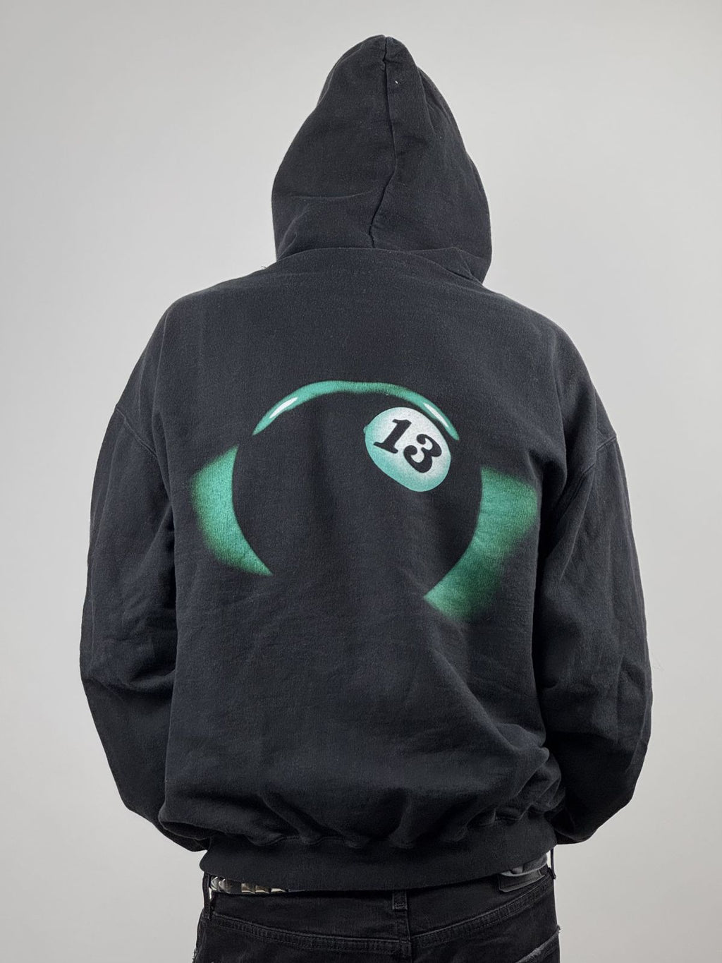 Rückansicht des getragenen Die Ärzte Hoodies; zeigt das ikonische „13“ Billardkugel-Motiv in großem Format auf dem Rücken.