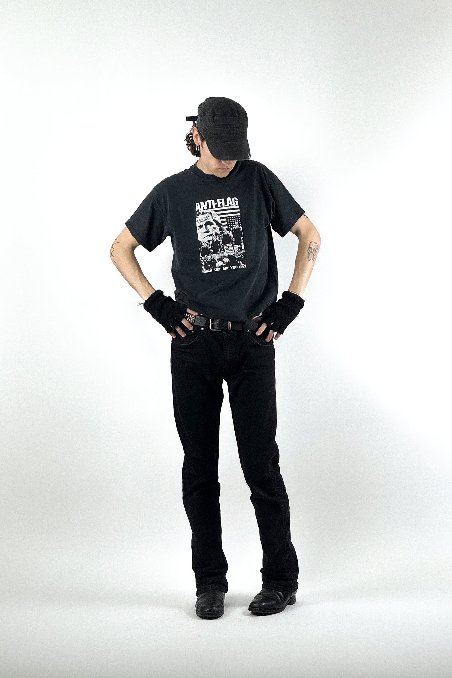 Seltenes Vintage Anti-Flag Bandshirt aus den 2000er Jahren zu schwarzer Denim, Nietengürtel und fingerlosen Handschuhen.