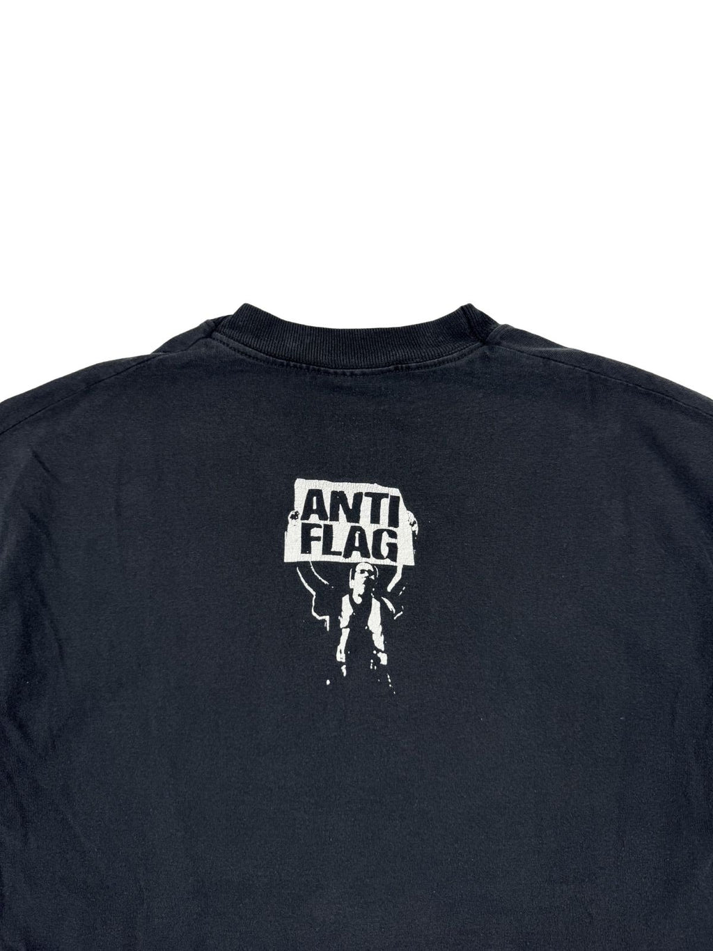 Detailansicht des Nackenprints auf der Rückseite: Eine stilisierte Person, die ein Schild mit dem „Anti-Flag“-Bandlogo hochhält.