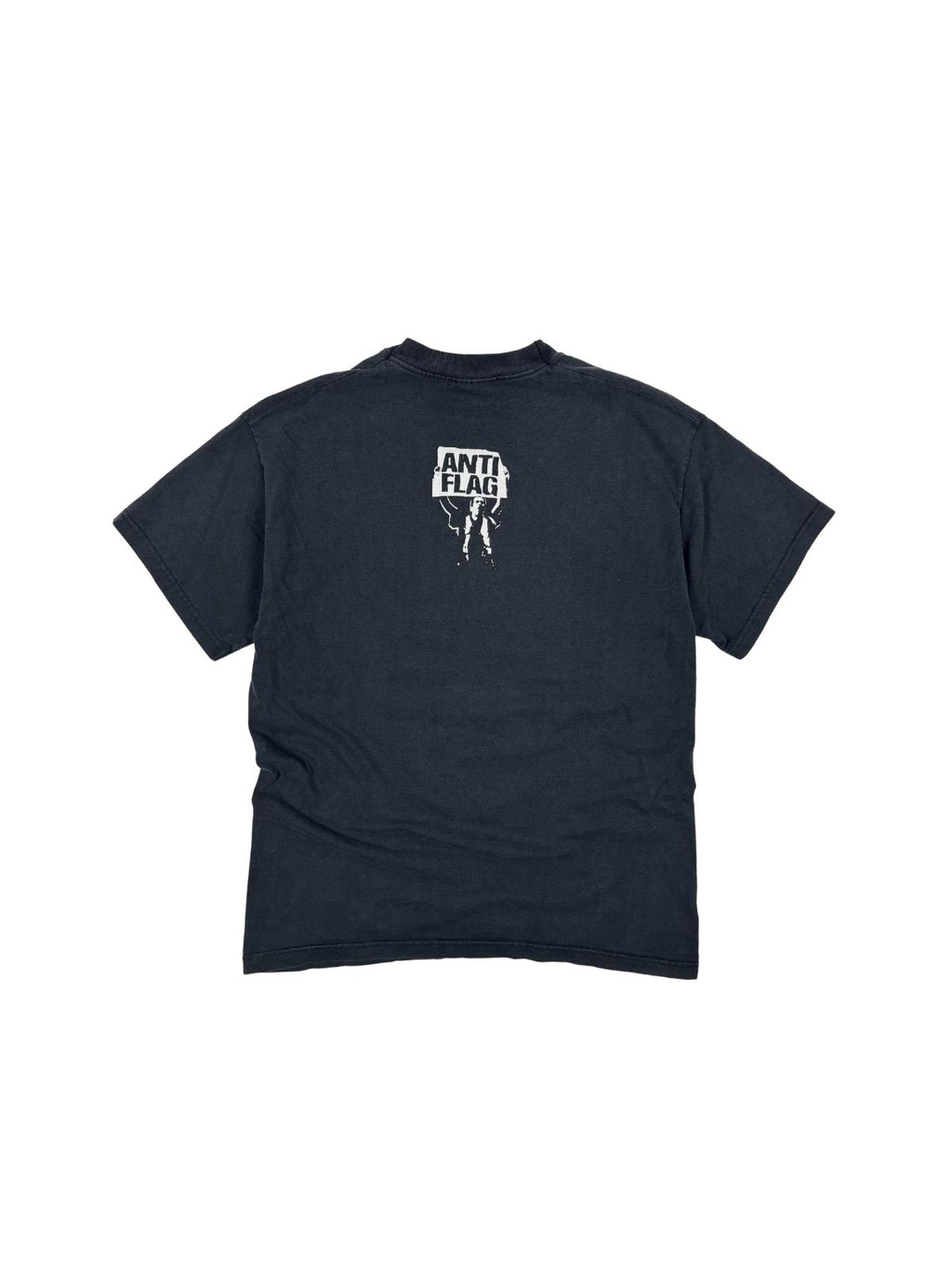 Rückansicht des verwaschenen schwarzen Anti-Flag T-Shirts mit kleinem weißen Nackenprint; schlichtes Design auf authentischem Vintage-Baumwollstoff.