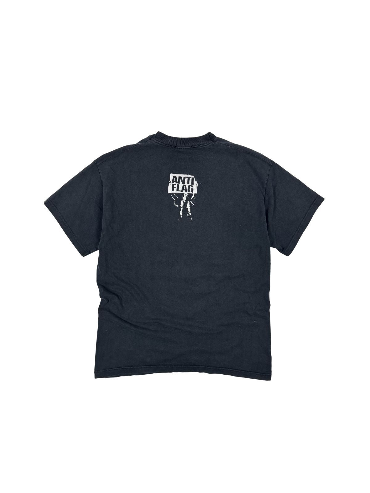 Rückansicht des verwaschenen schwarzen Anti-Flag T-Shirts mit kleinem weißen Nackenprint; schlichtes Design auf authentischem Vintage-Baumwollstoff.