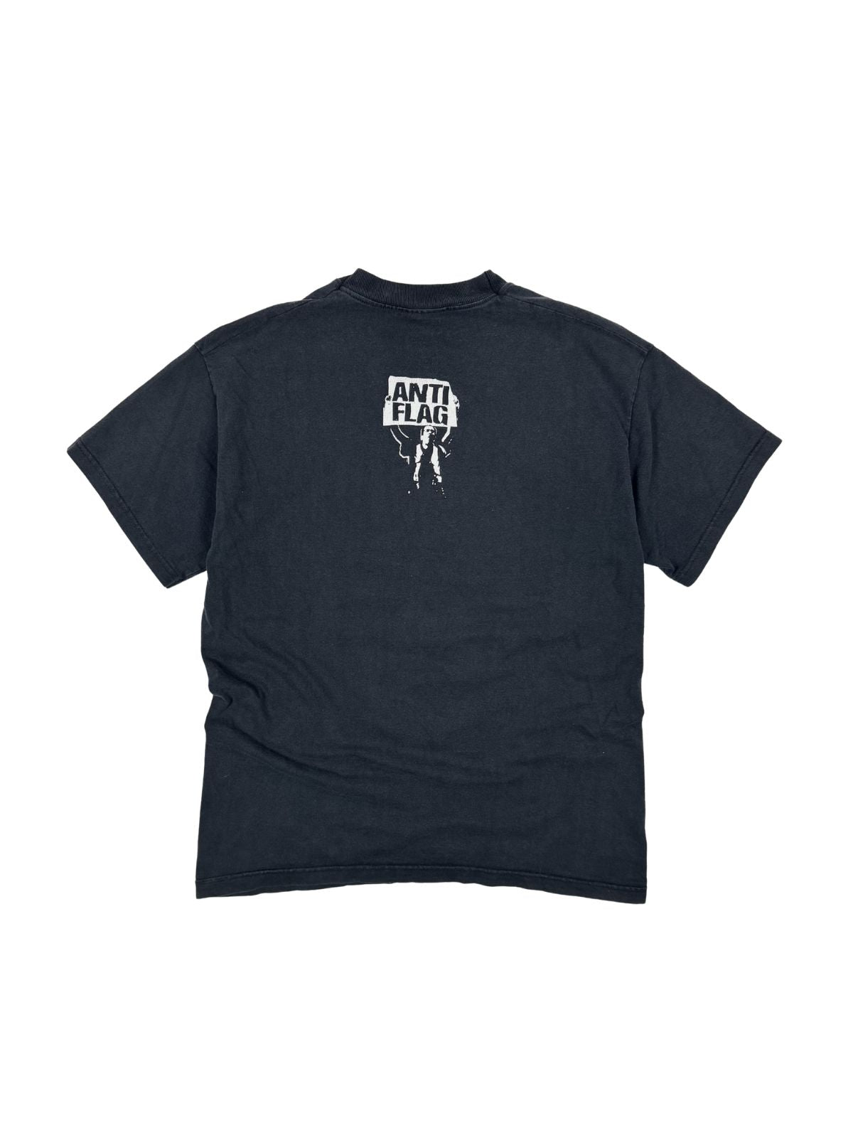 Rückansicht des verwaschenen schwarzen Anti-Flag T-Shirts mit kleinem weißen Nackenprint; schlichtes Design auf authentischem Vintage-Baumwollstoff.