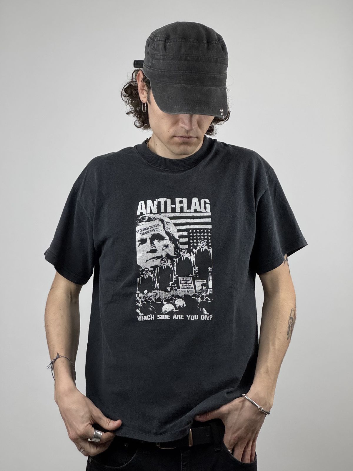 Ein Model trägt das Anti-Flag „Which Side Are You On?“ Shirt; zeigt die Passform und das markante politische Motiv der frühen 2000er Jahre.