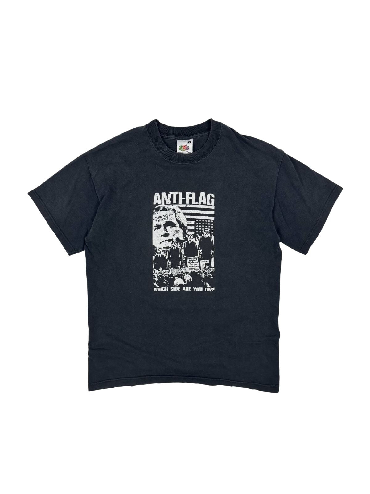 Vorderseite eines schwarzen Anti-Flag Vintage Band-Shirts mit dem provokanten „Which Side Are You On?“-Grafikprint, der George W. Bush zeigt.