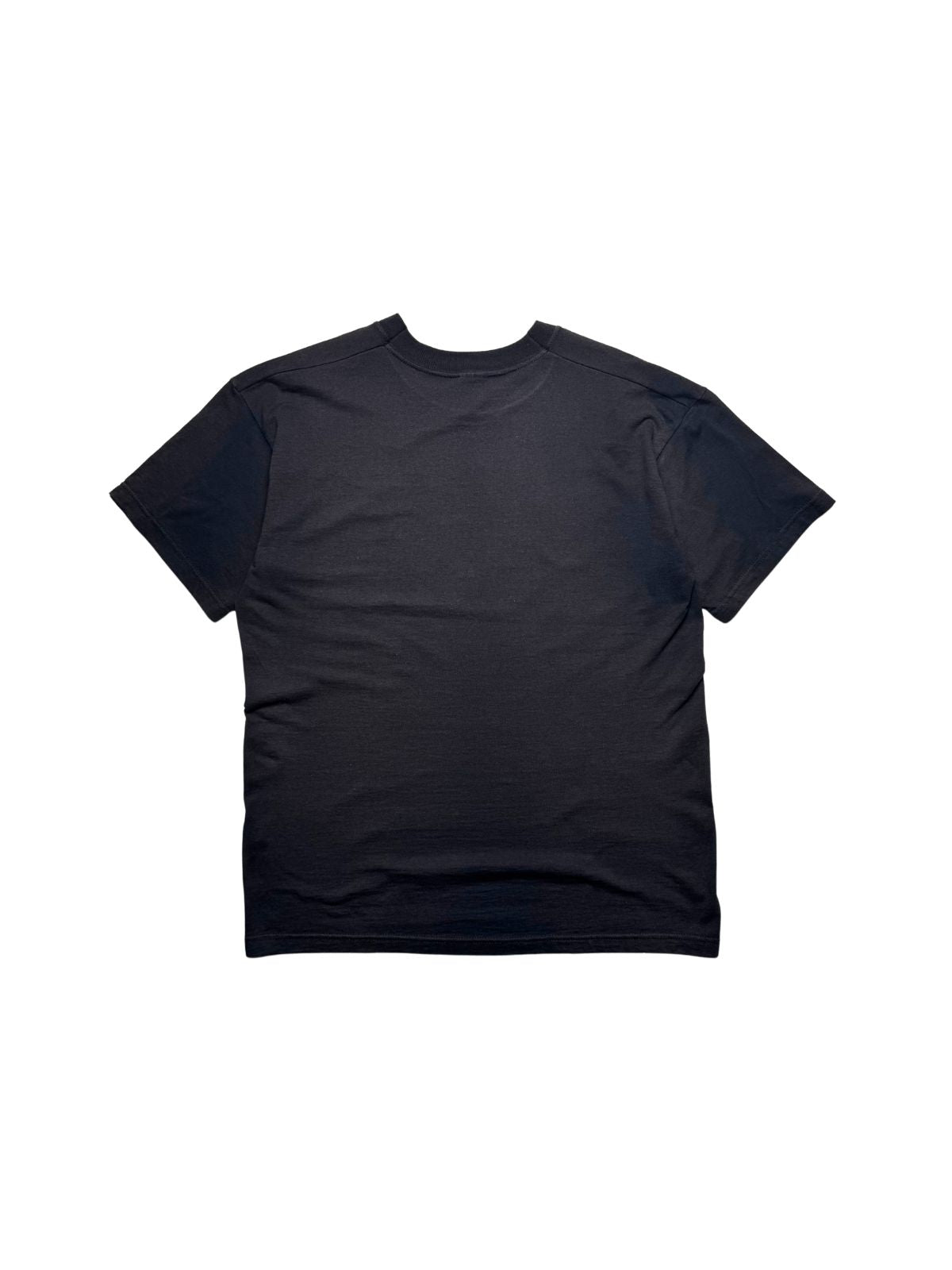 Rückseite des schwarzen Vintage-Shirts aus den 2000ern in der unbedruckten Gesamtansicht auf dichter Baumwolle.