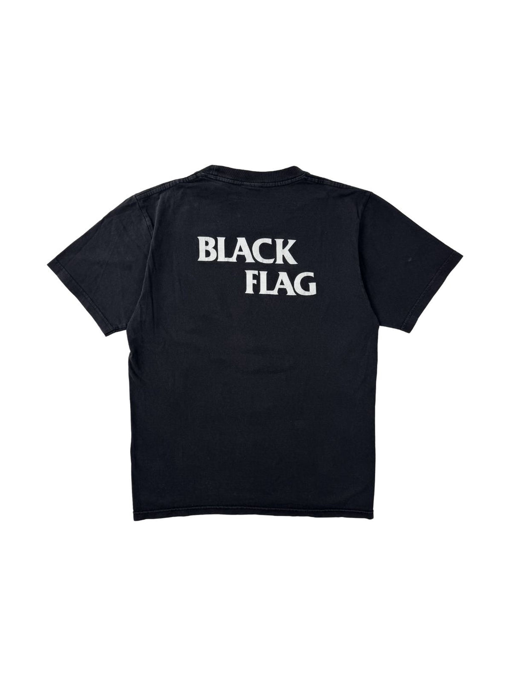 Rückansicht des Black Flag Shirts; schlichtes Design mit kleinem, weißen Nackenprint; zeigt den verwaschenen (gebrochenen) schwarzen Vintage-Stoff.