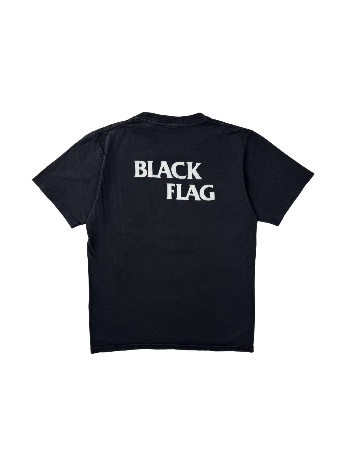 Rückansicht des Black Flag Shirts; schlichtes Design mit kleinem, weißen Nackenprint; zeigt den verwaschenen (gebrochenen) schwarzen Vintage-Stoff.