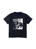 Vorderseite eines schwarzen Black Flag Vintage T-Shirts mit dem kontroversen „Police Story“ Raymond Pettibon Grafikprint aus den 2000er Jahren.