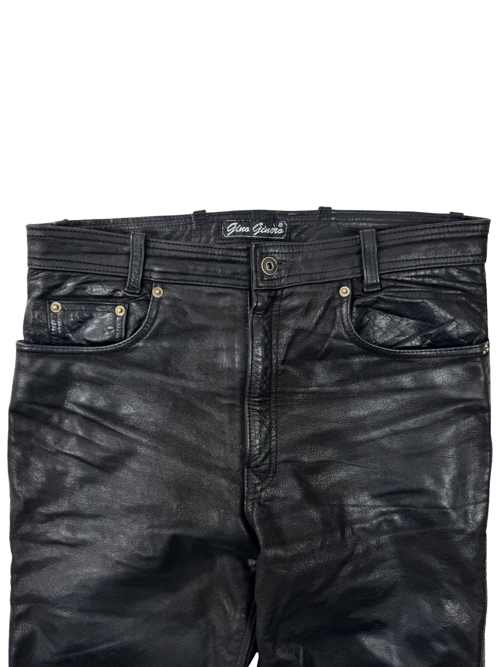Detailansicht des High-Waist-Bunds mit Knopfverschluss und Five-Pocket-Design der Gino Ginero Lederhose.