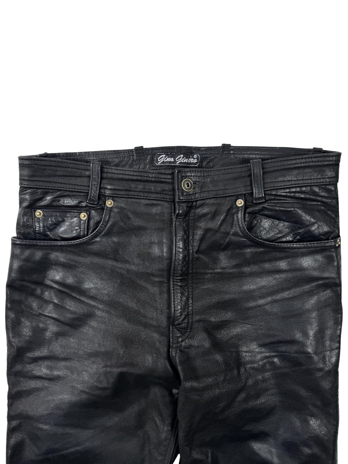 Detailansicht des High-Waist-Bunds mit Knopfverschluss und Five-Pocket-Design der Gino Ginero Lederhose.