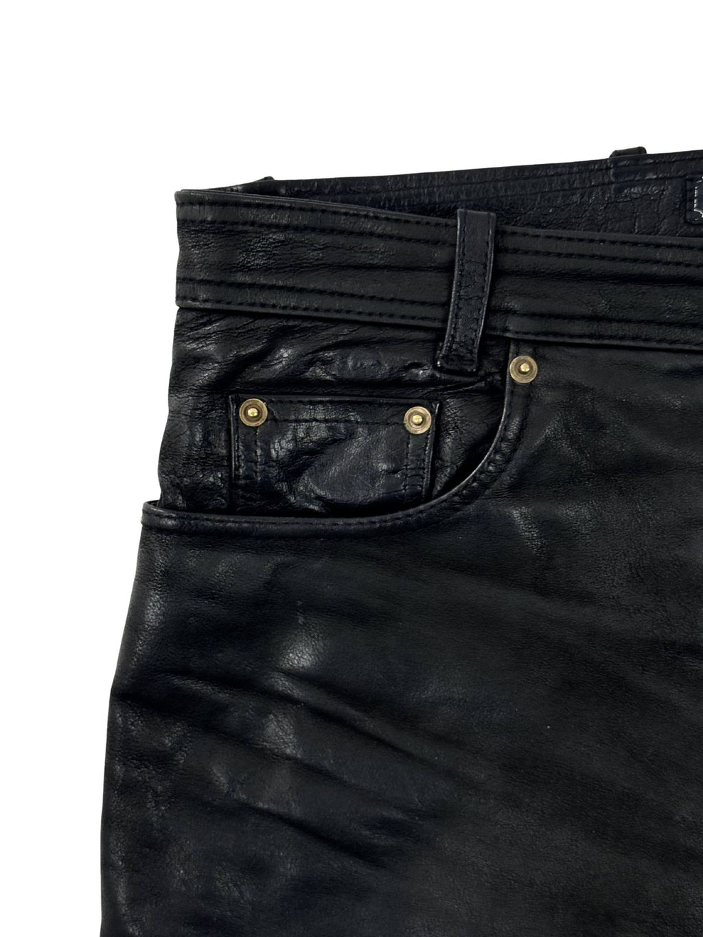Detailaufnahme der vorderen Tasche mit Nieten-Verzierung einer hochwertigen Biker-Lederhose.