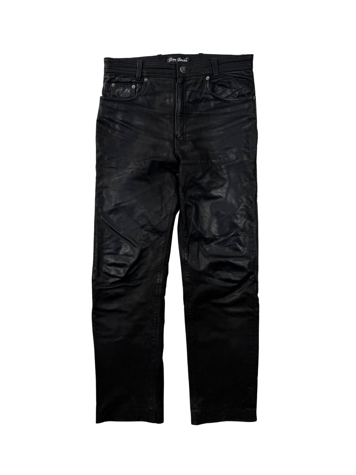Vorderansicht einer schwarzen Vintage Lederhose von Gino Ginero mit High-Waist-Schnitt und geradem Bein (Straight Leg).