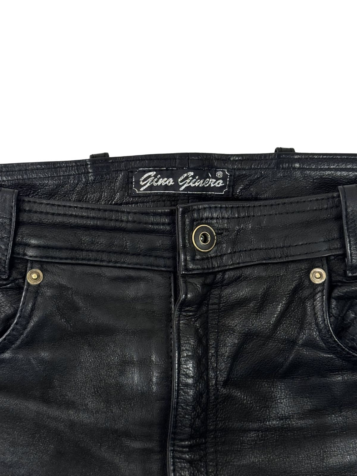 Nahaufnahme des Gino Ginero Markenlabels am inneren Hosenbund einer schwarzen Vintage Bikerhose.