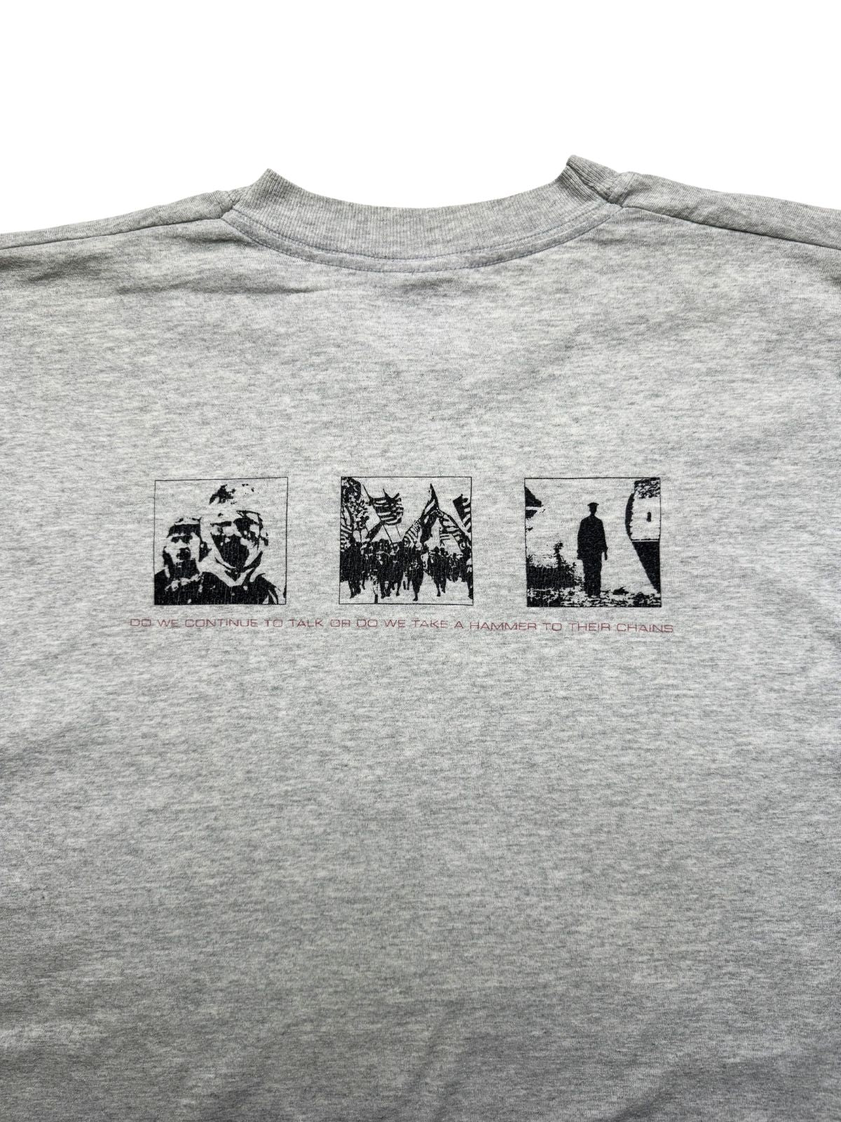Detailaufnahme der oberen Rückseite des Shirts mit Fokus auf die Nackenpartie und das dreiteilige Album-Artwork.