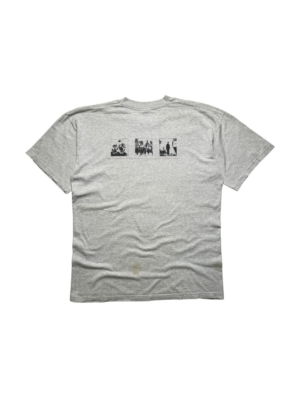 Rückseite des grauen Boysetsfire Vintage-Shirts mit einem dreiteiligen, quadratischen Grafikprint und politischem Songtext-Zitat.