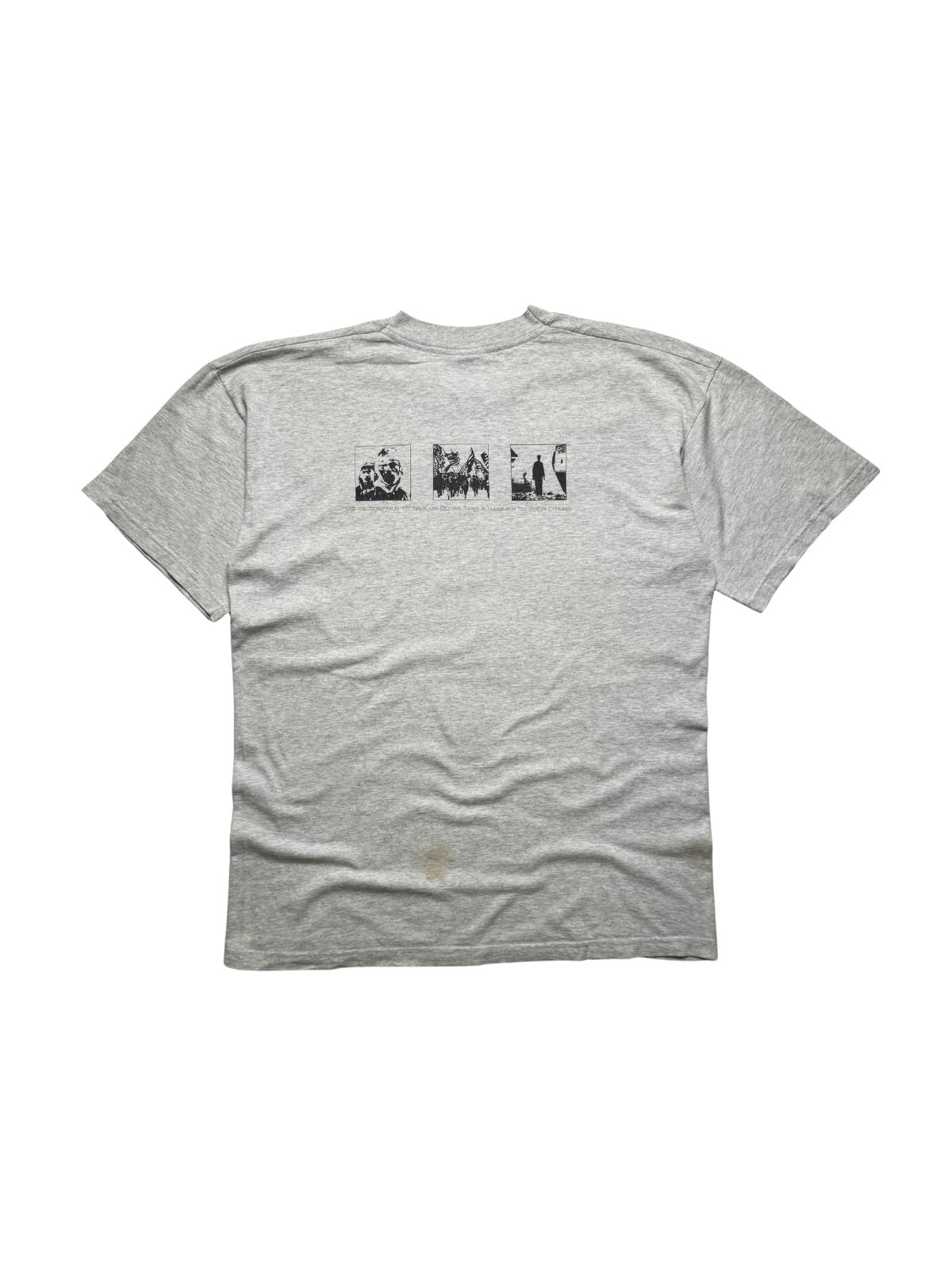 Rückseite des grauen Boysetsfire Vintage-Shirts mit einem dreiteiligen, quadratischen Grafikprint und politischem Songtext-Zitat.