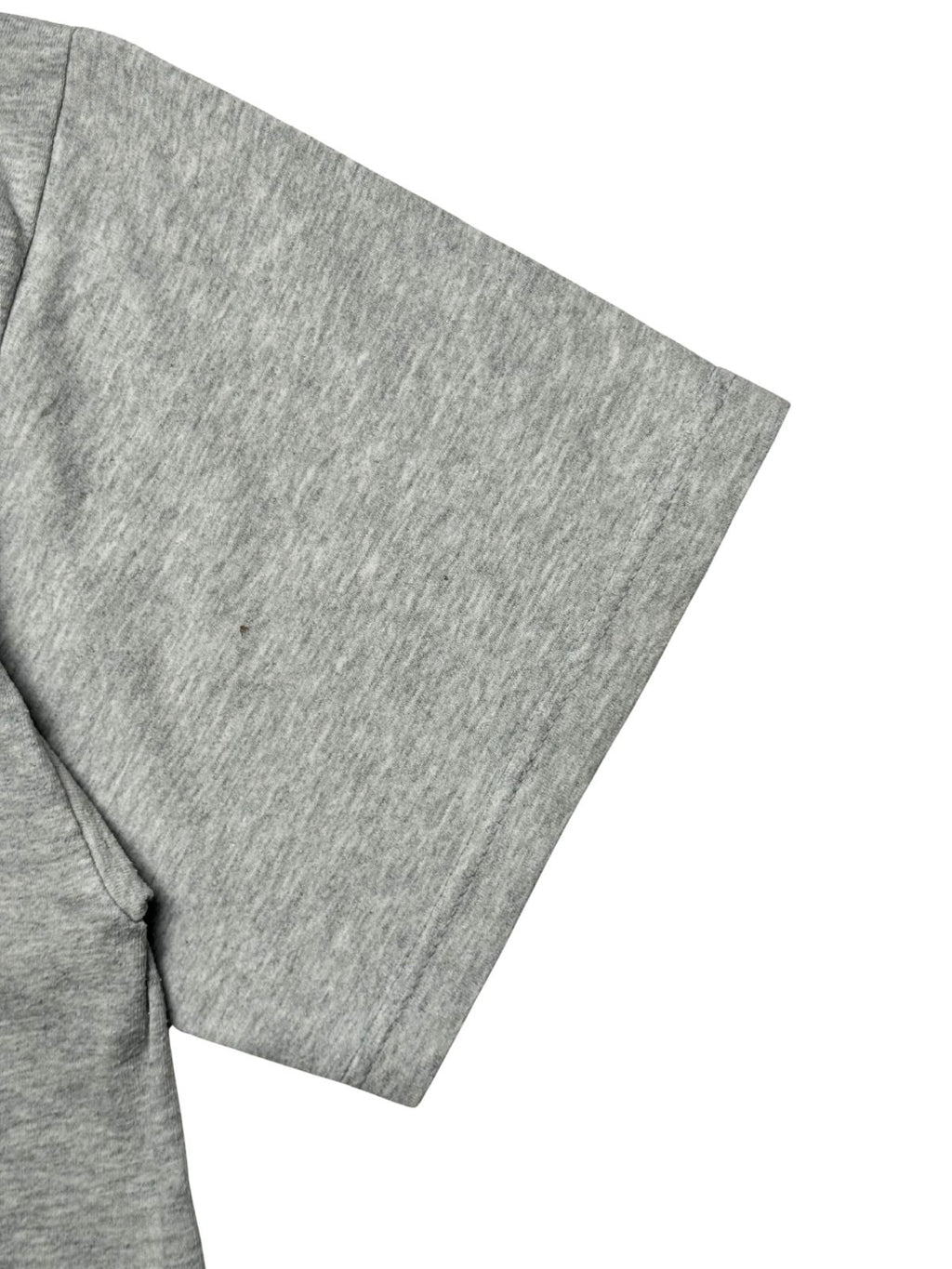 Detailansicht des kurzen Ärmelbündchens mit einer klassischen Doppelnaht auf dem melierten Graustoff (Heather Grey).