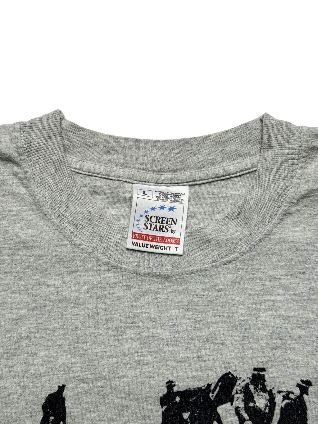 Nahaufnahme des inneren Kragenbereichs des graumelierten Boysetsfire Shirts mit einem originalen, weißen Nackenetikett der Marke „Screen Stars by Fruit of the Loom (Value Weight)“ in Größe L.