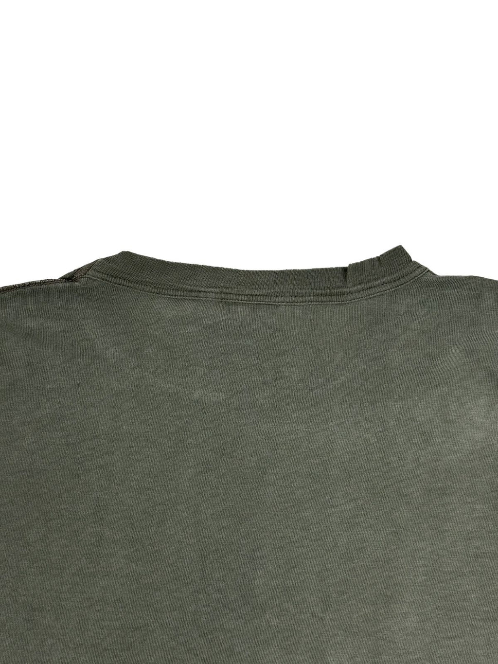 Nahaufnahme der Kragenpartie auf der Rückseite des verwaschenen Bundeswehr-T-Shirts aus den 80ern.