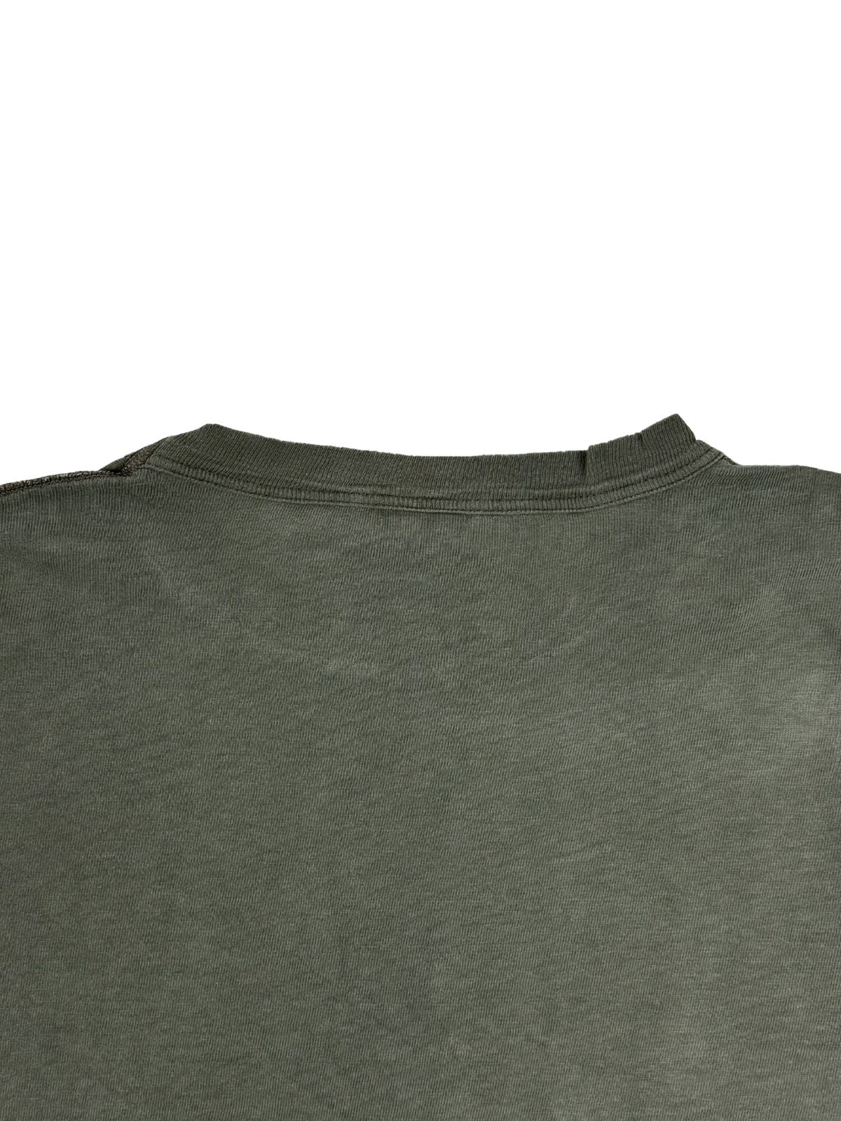 Nahaufnahme der Kragenpartie auf der Rückseite des verwaschenen Bundeswehr-T-Shirts aus den 80ern.