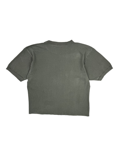 Rückansicht des olivfarbenen Bundeswehr Vintage Cropped-Shirts mit weitem, kastigem Schnitt (Boxy Fit).